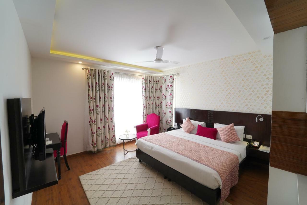 Rockland Hotel, C.R Park Neu-Delhi Exterior foto